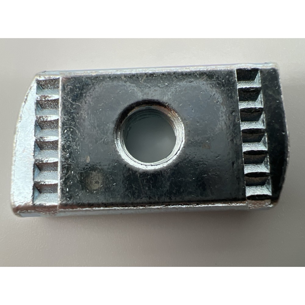 Ecrou à coulisse M8 Rhino Rack : Fixez vos barres de toit 4x4