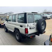 TOYOTA LAND CRUISER GRJ76 BLANC BVA 6 VITESSES BASIC AVEC TREUIL ET BLOCAGES