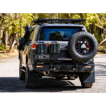 Porte jerrican gauche Kaymar Toyota Land Cruiser 300 - 20L robuste