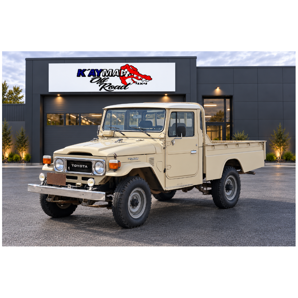 Toyota Land Cruiser FJ45 1983 – 4.2L Essence 135 ch – 6 Cylindres – État d'Origine – Beige